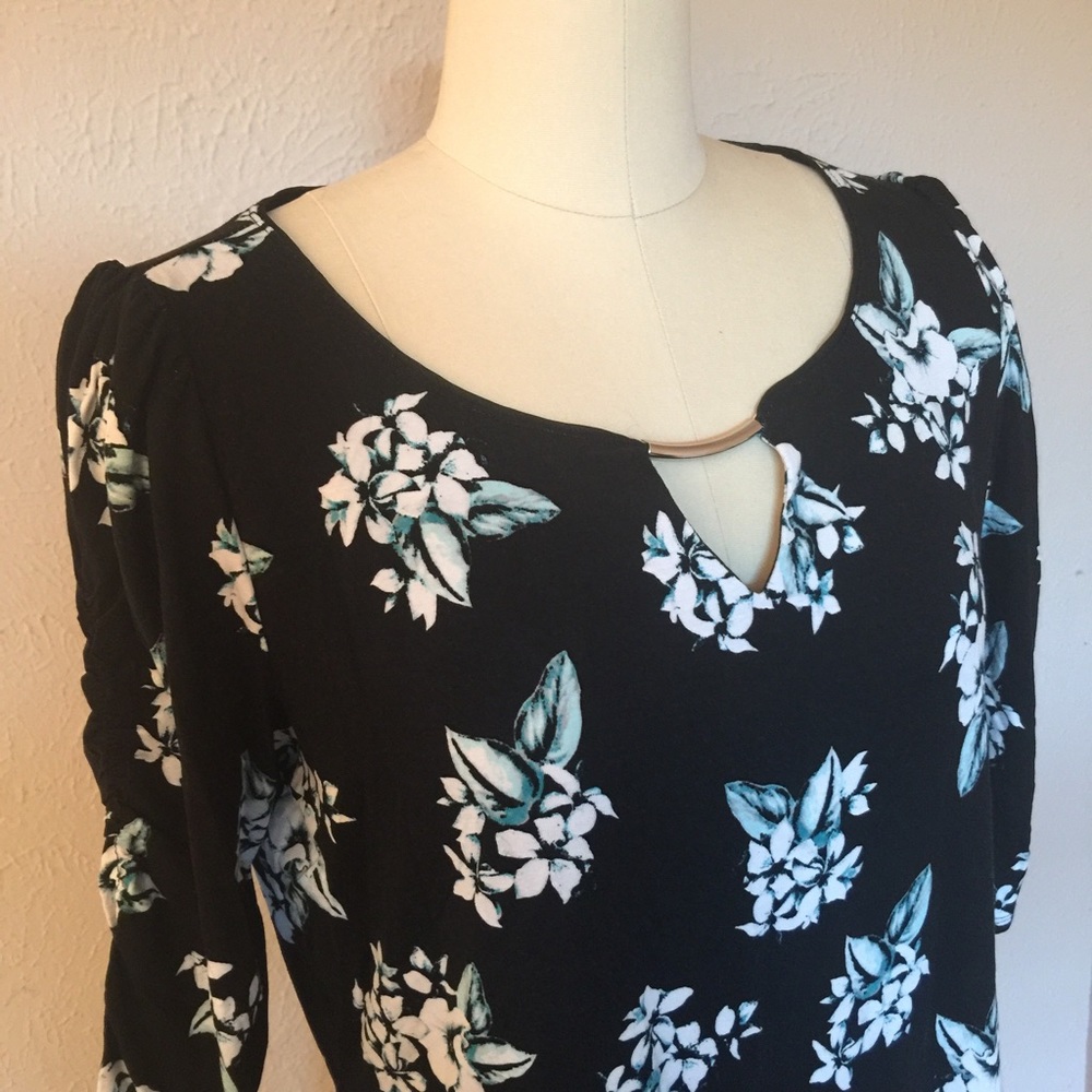 White House | Black Market Keyhole Top